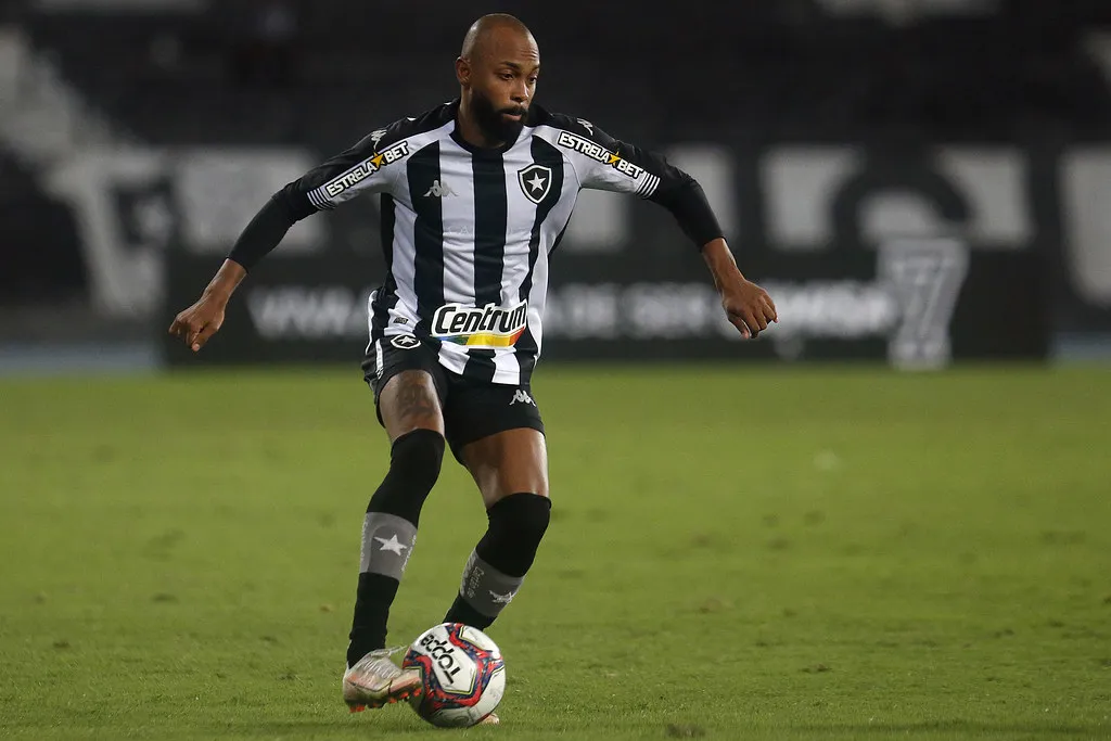 Sem espaço no Botafogo, Chay será emprestado mais uma vez
