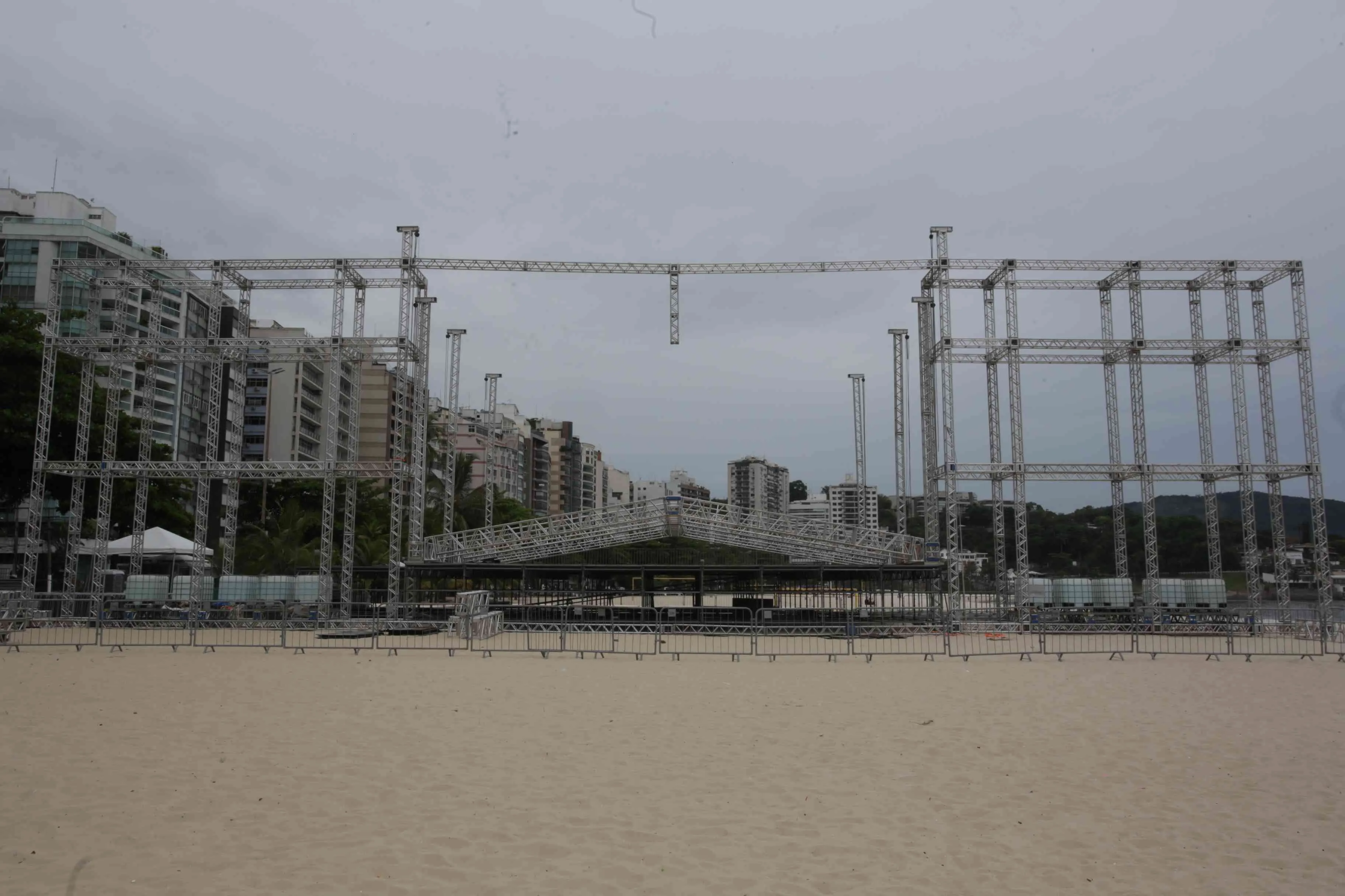 O palco da Praia de Icaraí, na Zona Sul, está passando pelos retoques finais