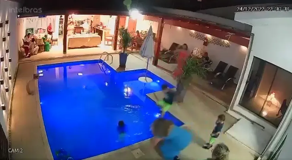 Gabriel tem 10 anos e pulou na piscina para salvar o irmão