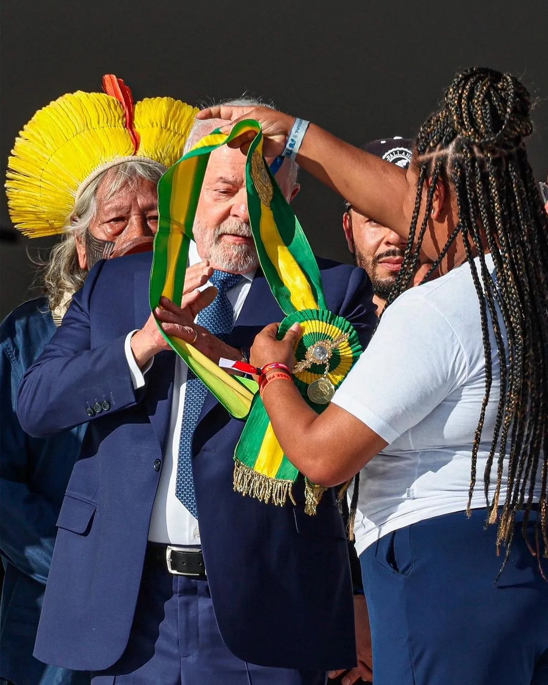Com ausência de Bolsonaro, faixa foi entregue por representante do povo brasileiro