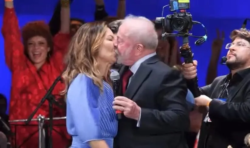 Presidente beijou a esposa durante agradecimento às mulheres