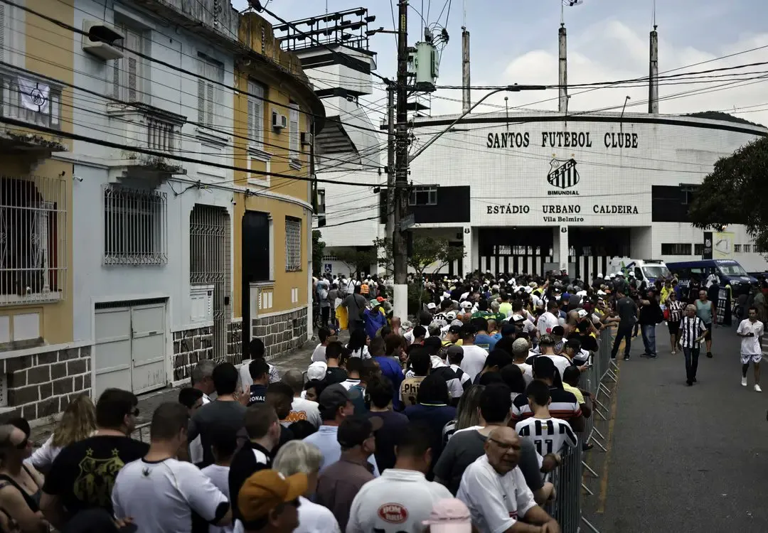 Fãs fazem fila no estádio da Vila Belmiro para se despedir de Pelé