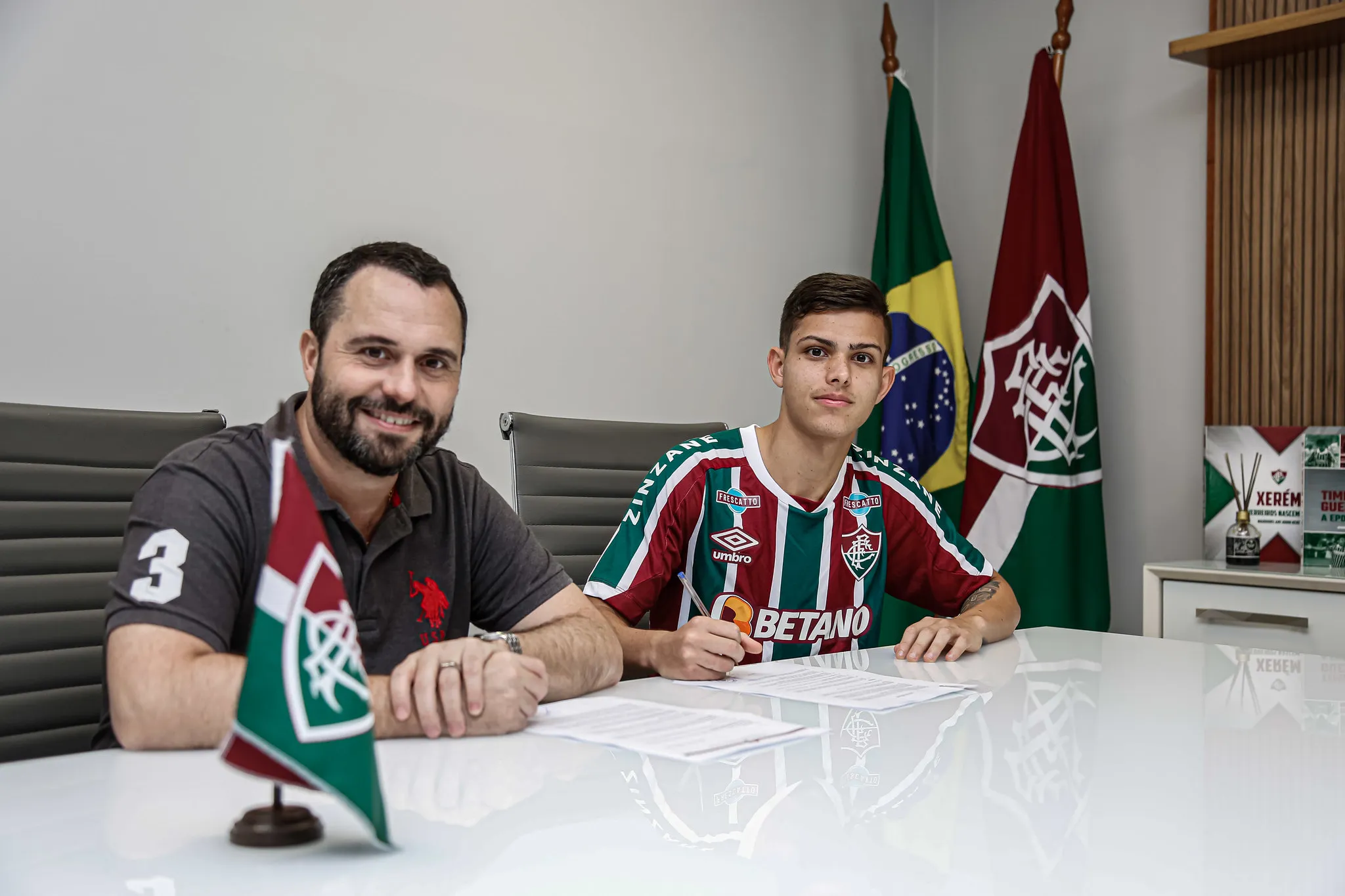 Giovanni Manson assinou contrato até dezembro de 2023 com o Fluminense