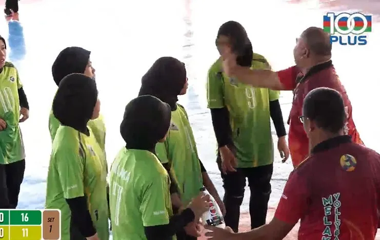 Técnico de vôlei de uma equipe sub-14 sa Malásia agridiu alunas durante jogo