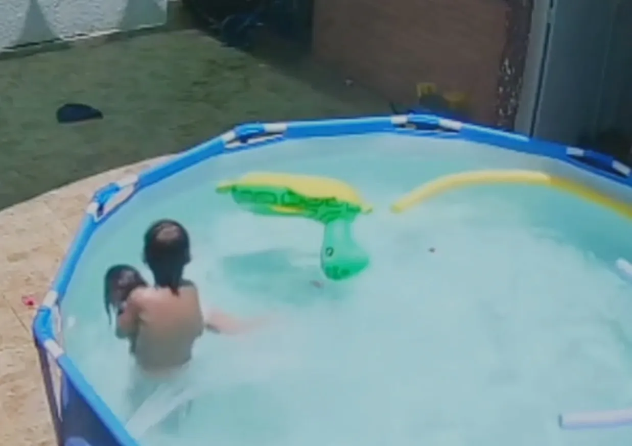 Menino salva irmã de um ano de se afogar em piscina
