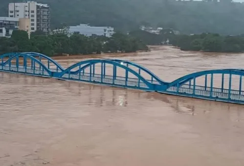 Rio Pomba já atingiu 6,5 metros de altura