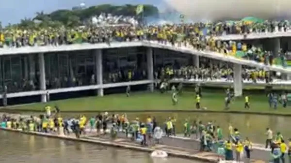 Manifestantes invadem Congresso Nacional, em Brasília
