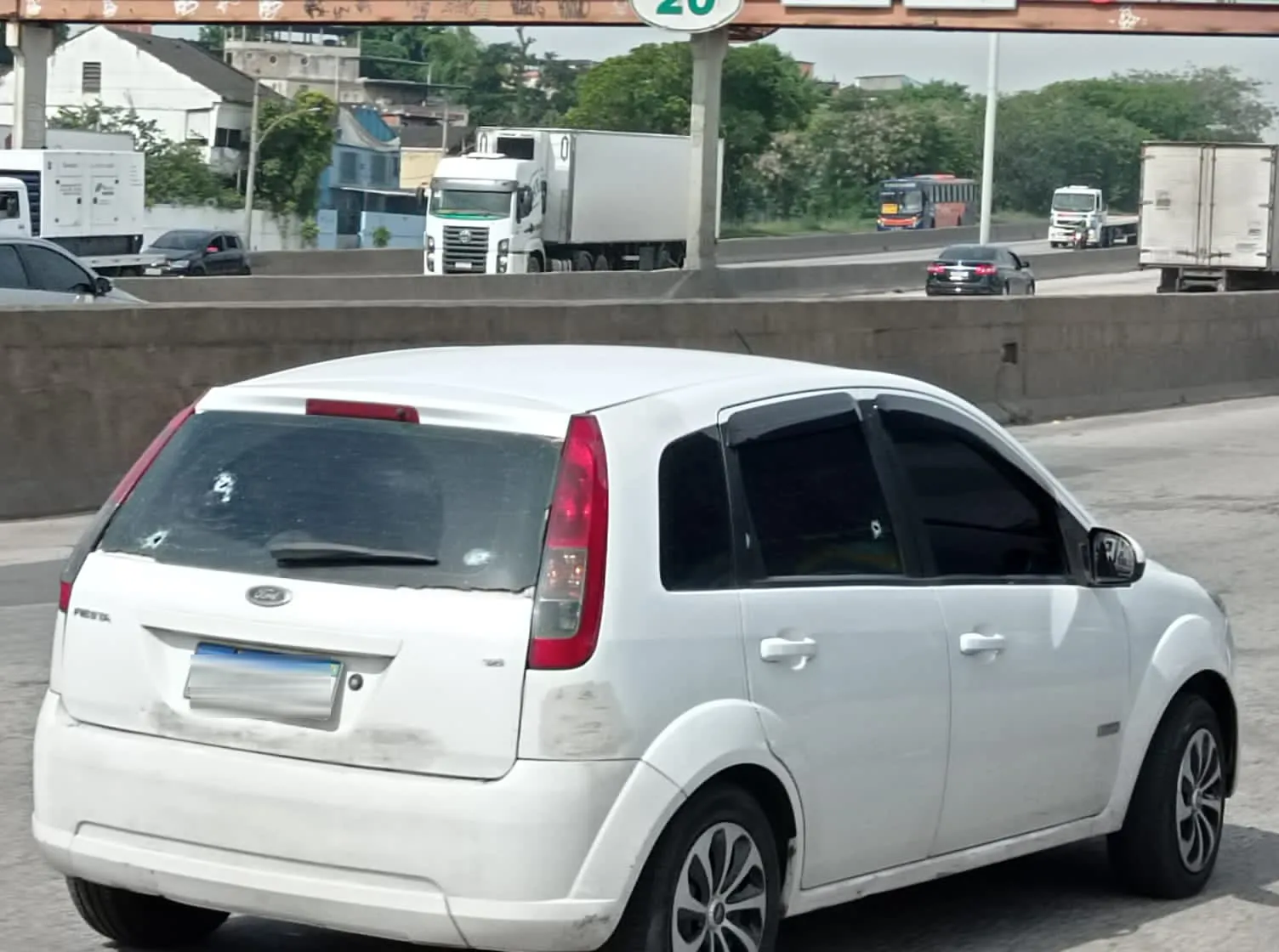 Motoristas que estavam na Avenida Brasil viveram momentos de tensão por causa do tiroteio. A via chegou a ser interditada
