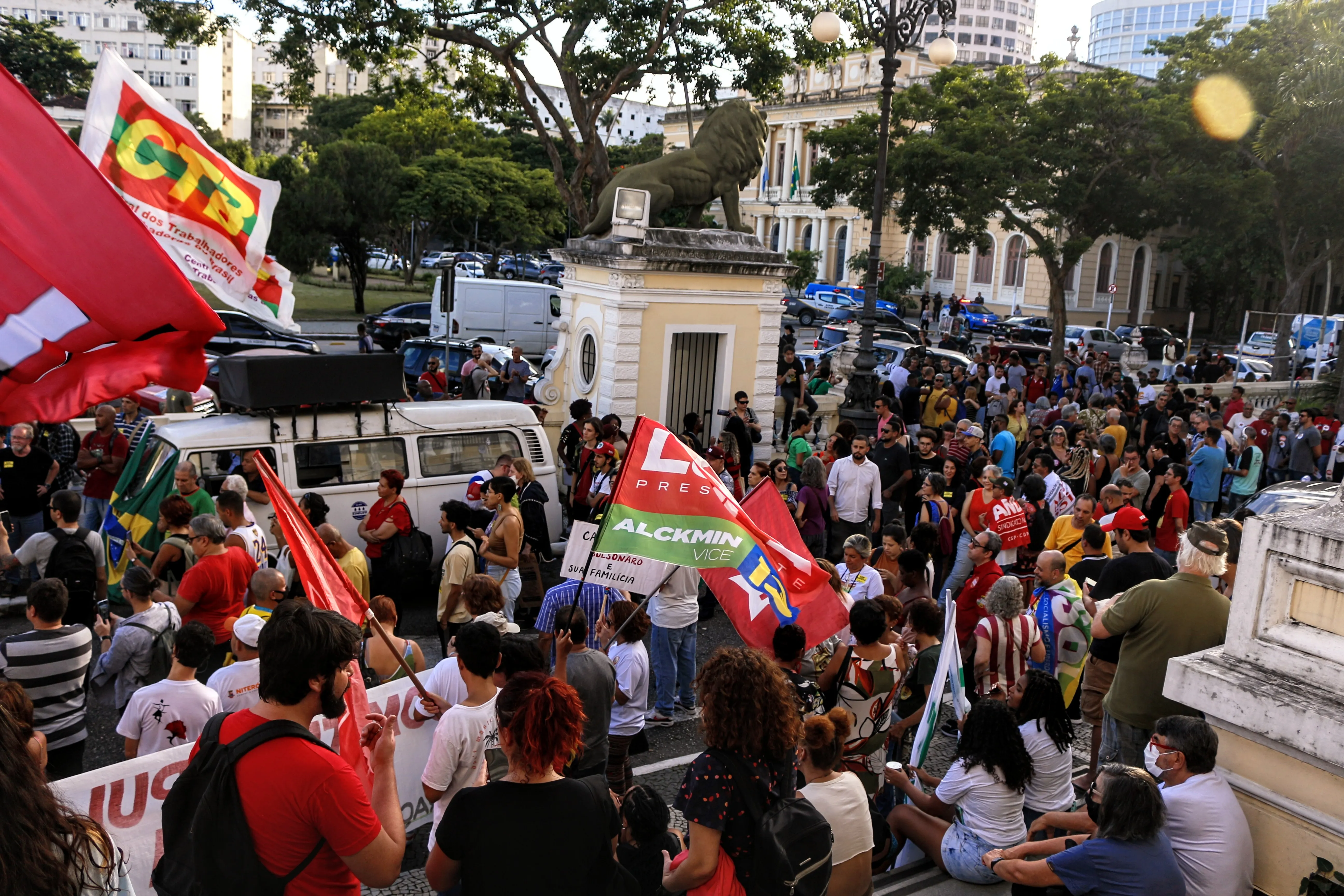 Manifestantes se reuniram em frente a Câmara Municipal de Niterói