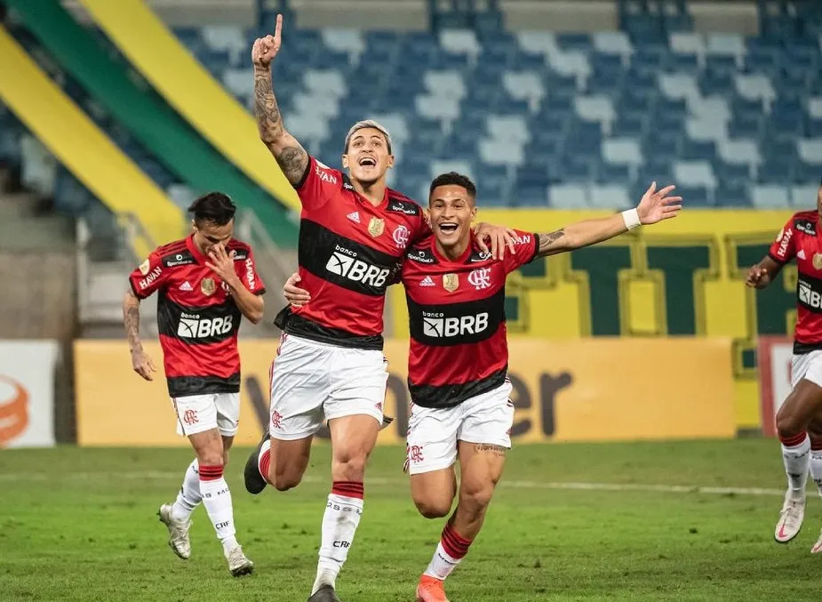 João Gomes comemora gol abraçado junto ao atacante Pedro