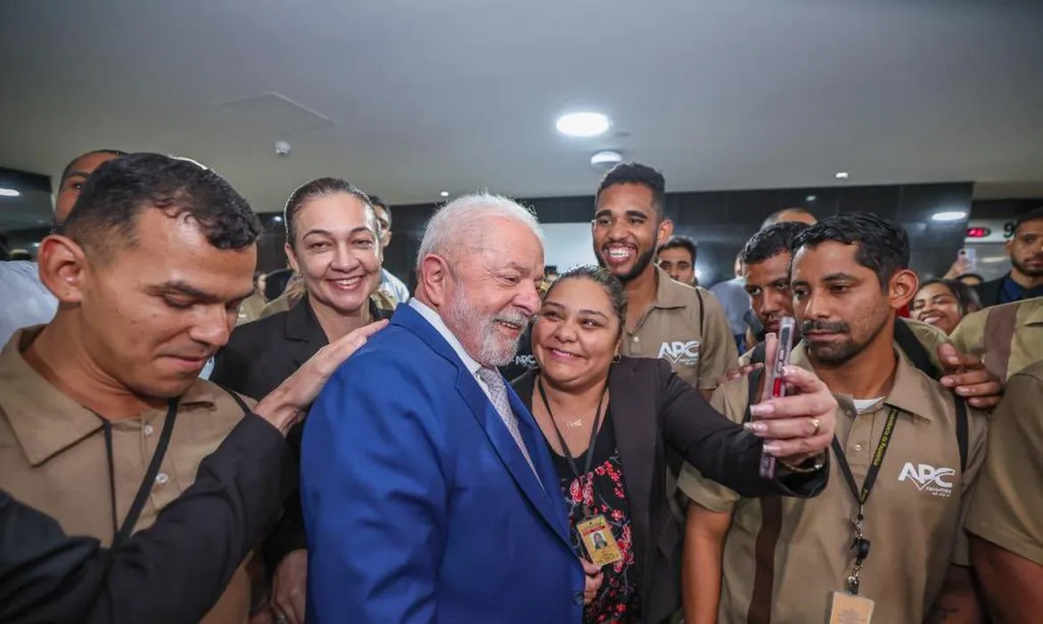 Lula se encontrou com os funcionários de serviços gerais nesta sexta (13)