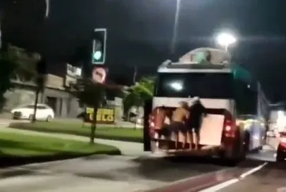Homens viajam pela traseira do ônibus