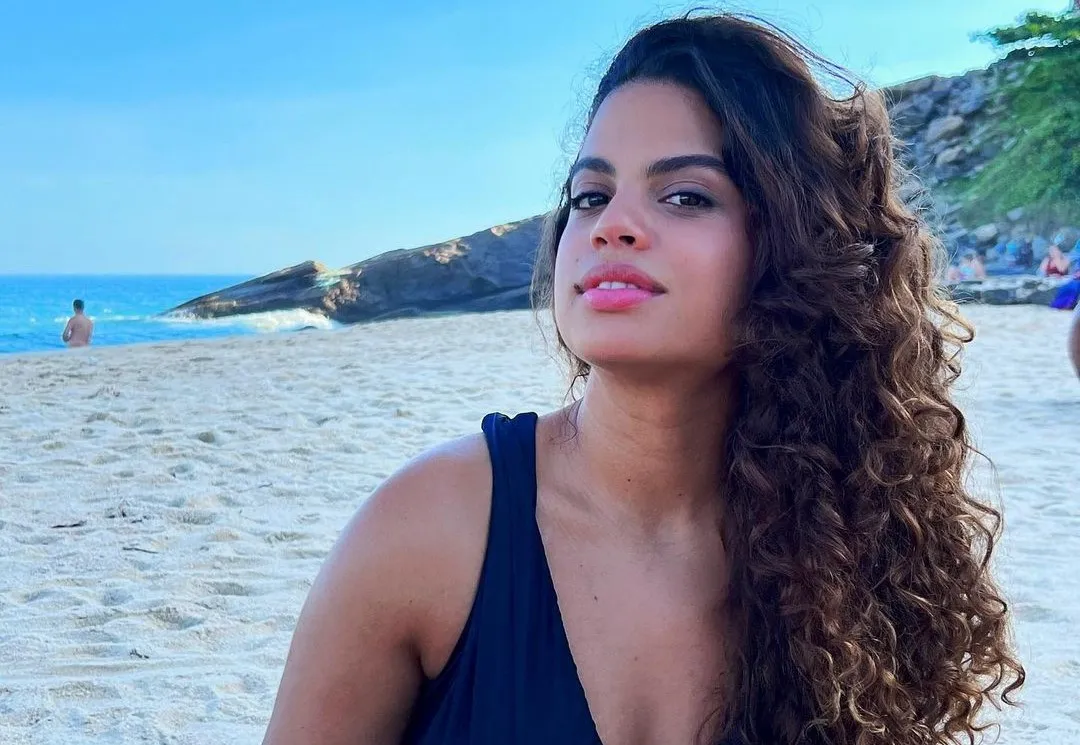 A atriz curtiu o forte verão carioca na praia do Leblon