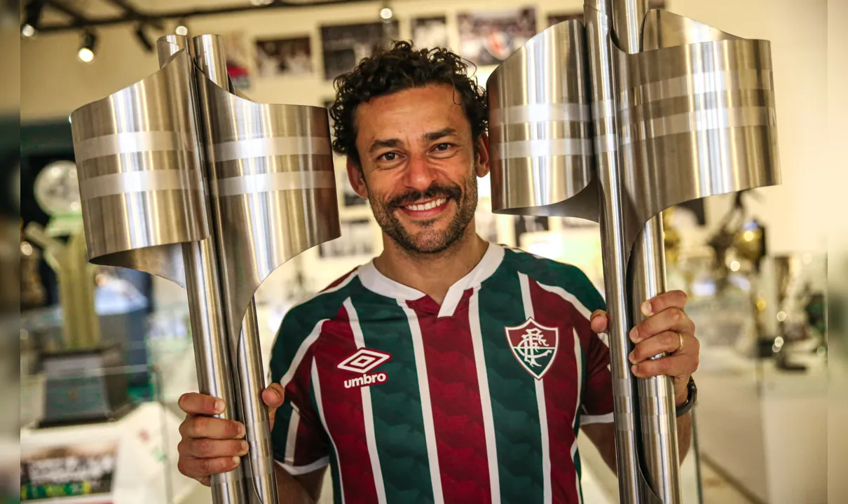 Fred posa com troféus dos títulos do Campeonato Brasileiro