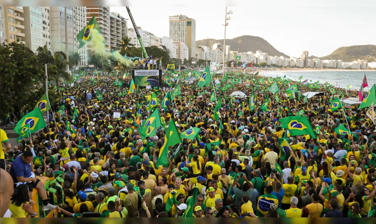 Multidão lota a praia de Copacabana nesta quarta