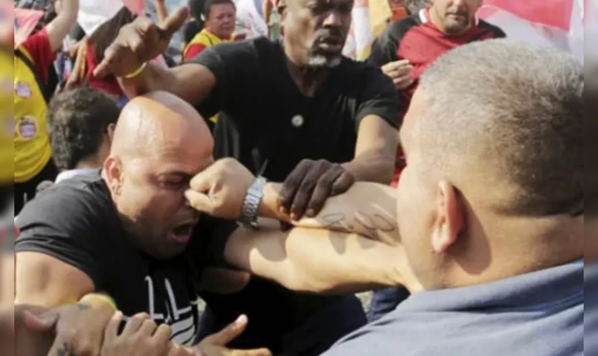 Rodrigo Duarte foi agredido com um soco ao protestar em manifestação petista