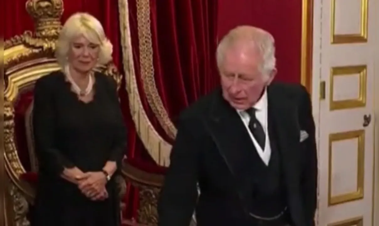 No vídeo, rei Charles III aparece solicitando que o funcionário limpe a mesa