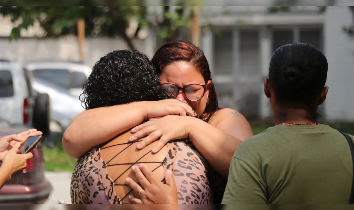 Familiares estiveram na manhã desta terça-feira (13) no IML, no Centro do Rio