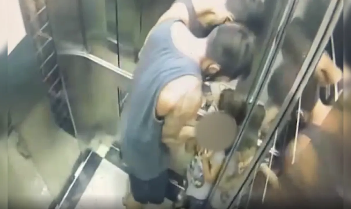 Vídeo flagra momento em que a criança é agredida no elevador