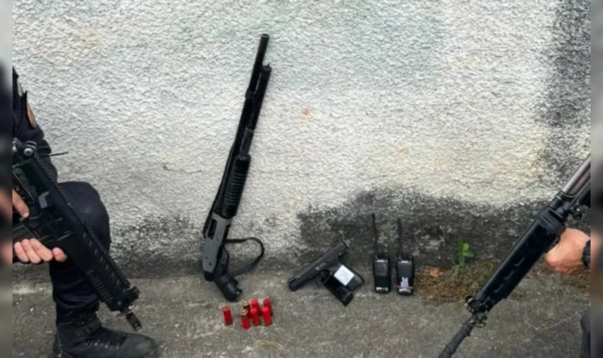 Uma espingarda e uma pistola foram apreendidas, além de rádios e munições