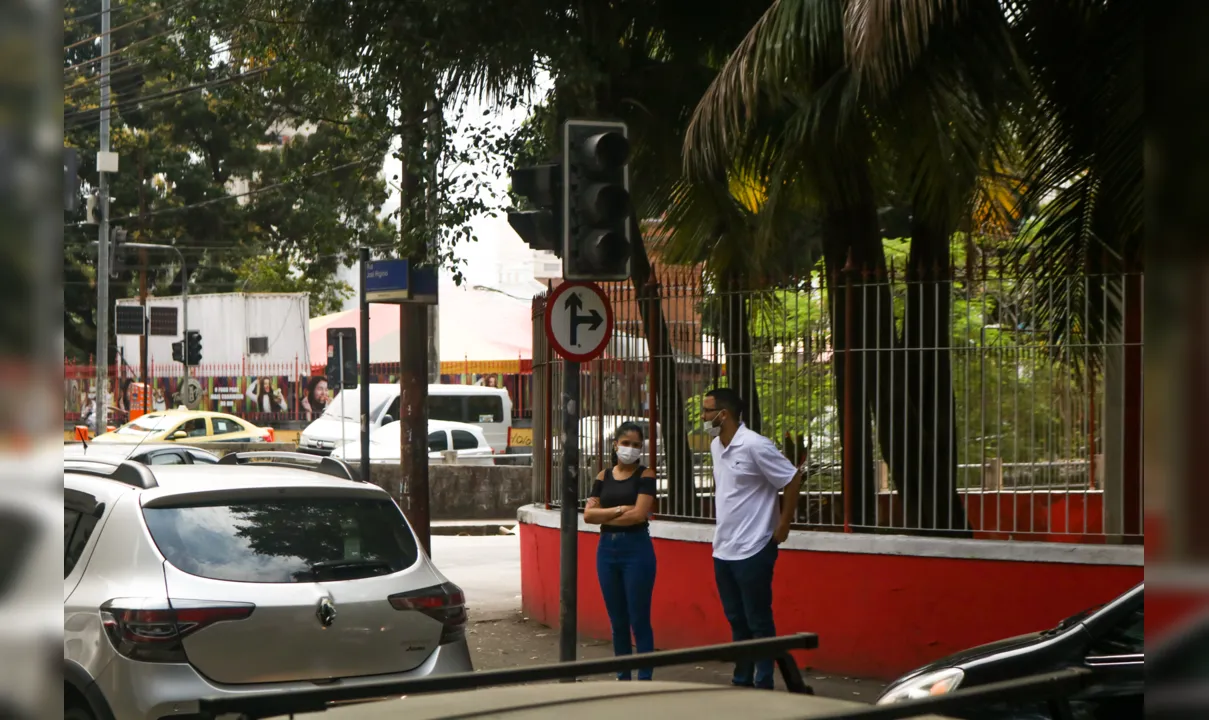 Falta de sinalização afeta travessia de pedestres no local