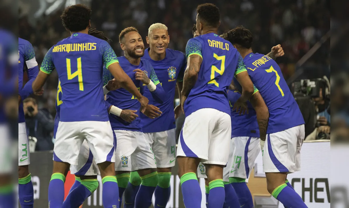Jogadores do Brasil comemoram gol no amistoso contra a Tunísia