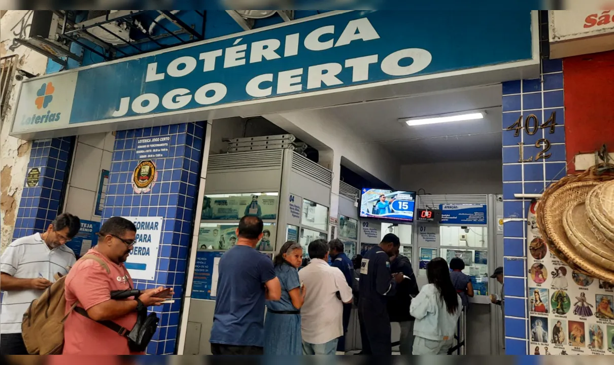 Fila formada na lotérica no Centro de Niterói