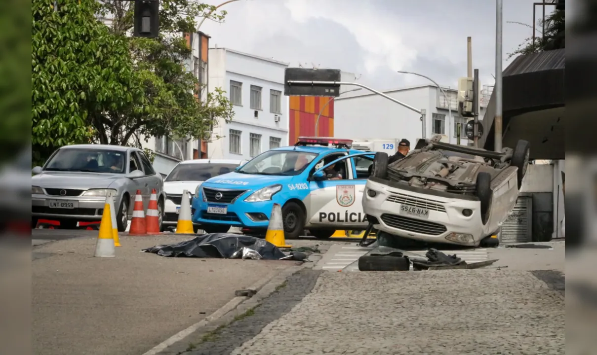 Carro acabou capotando após a colisão