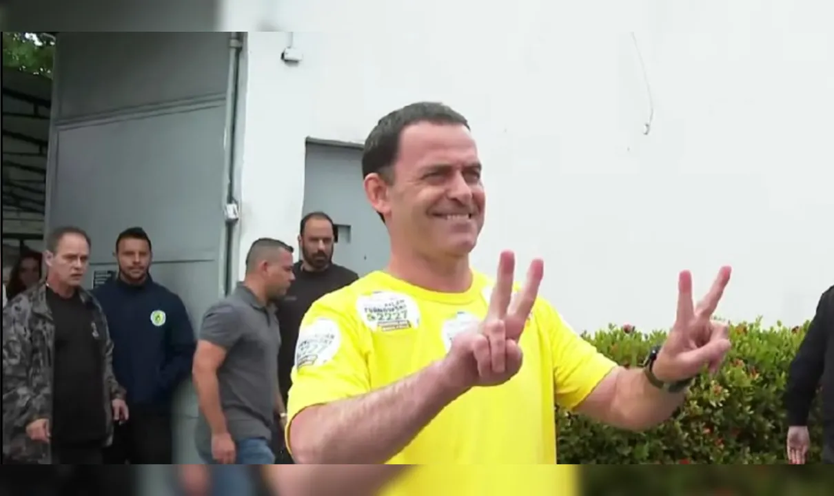 Na porta do cárcere, o candidato a deputado federal pelo PL acenou para as câmeras