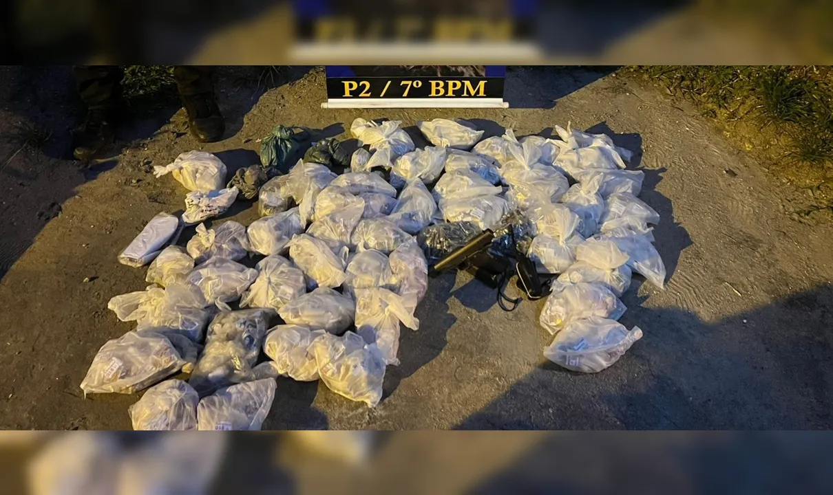 Policiais encontraram1189 pinos de cocaína, 400 trouxinhas de maconha, 39 pedras de crack, uma pistola e um radiotransmissor