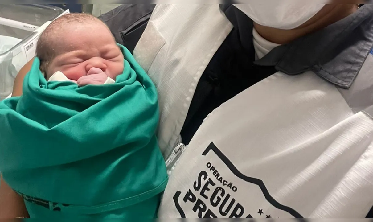 Bebê foi levado ao Hospital Adão Pereira Nunes.