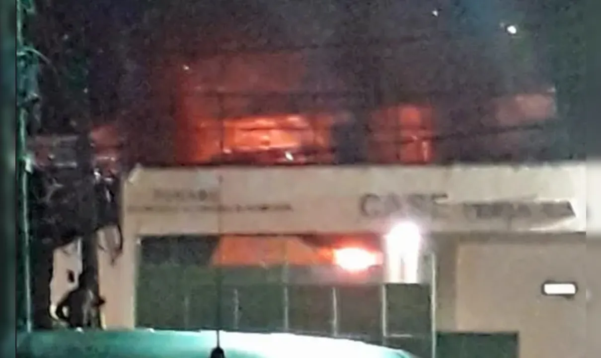 Internos atearam fogo em colchões espalhados pelas vias de acesso a uma das alas da unidade