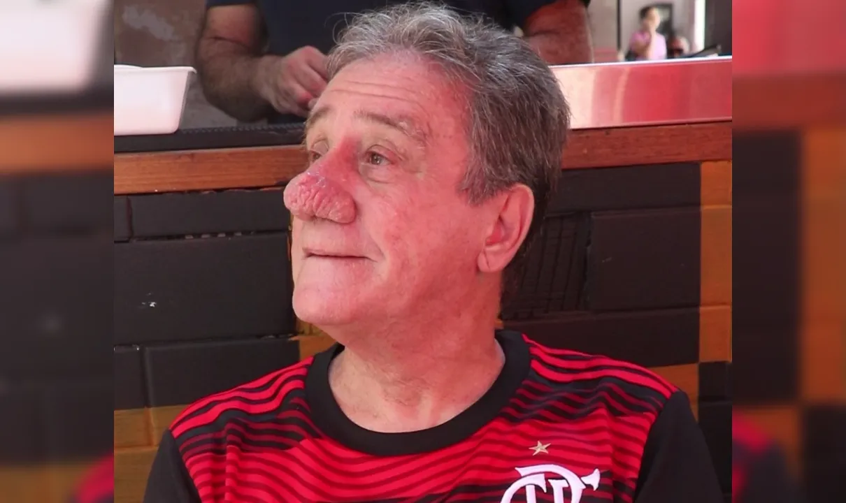 Senhor finge nervosismo com o resultado e exibe camisa do Flamengo