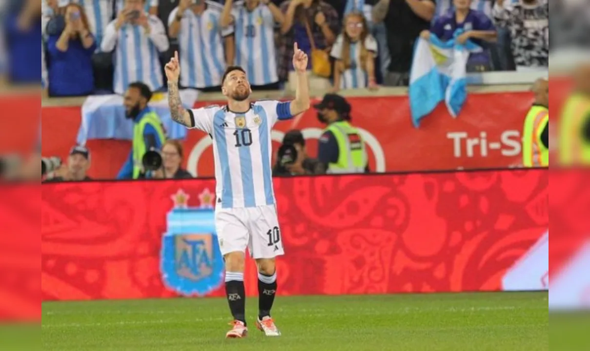 Messi comemora gol pela Argentina com aos mãos apontadas para o céu
