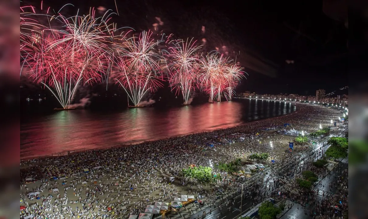 O texto sugere permissão apenas do uso de fogos de efeitos luminosos, sem som