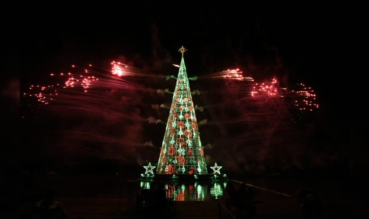 Árvore de Natal flutuante tem 37 metros de altura