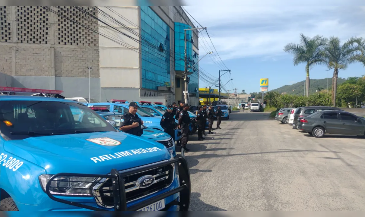 Policiais do 7º BPM (São Gonçalo) em frente aos Correios do bairro Colubandê, para iniciarem as rotas de escolta das provas do Enem