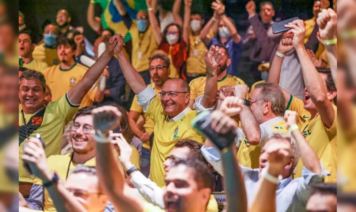 Alckmin junto com a equipe de transição comemorando o gol