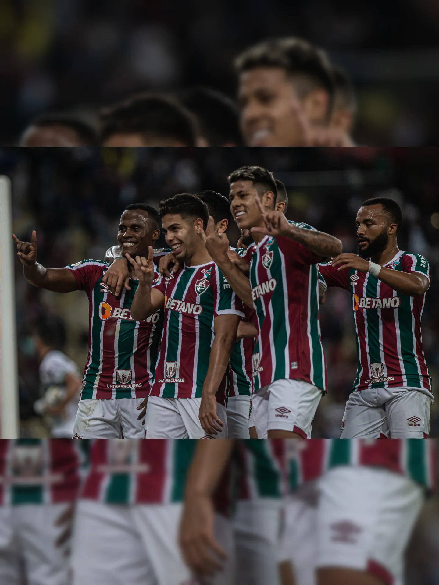 Tricolores comemoram um dos três gols marcados no Maracanã