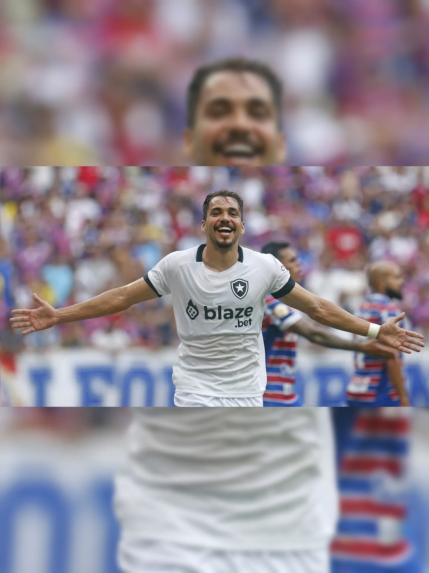 Carlos Eduardo comemora um de seus gols na partida