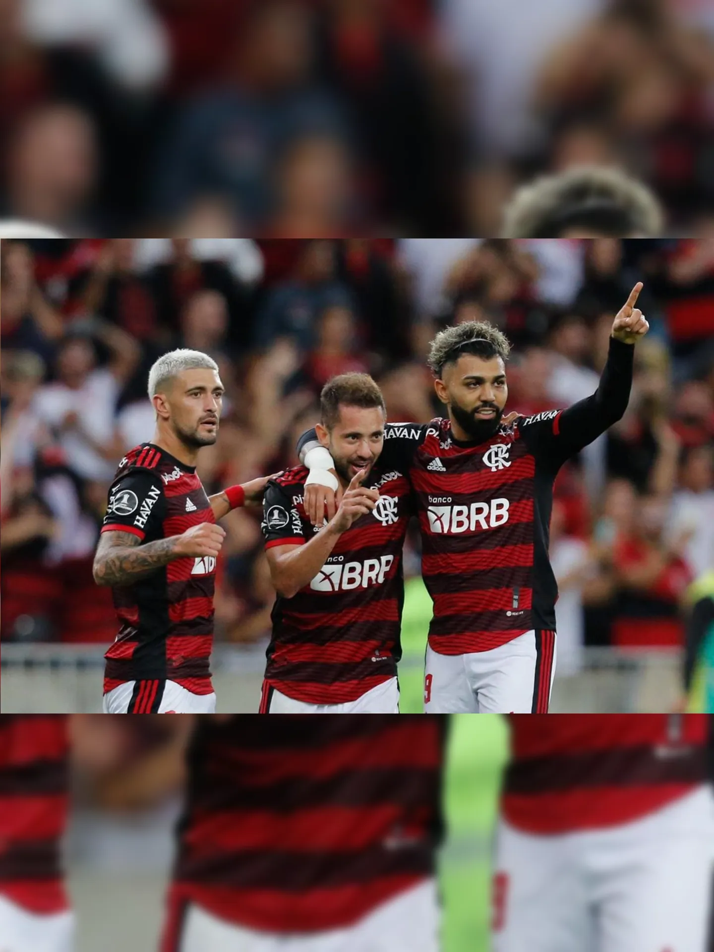 Arrascaeta, Everton Ribeiro e Gabigol comemoram gol em jogo do Flamengo