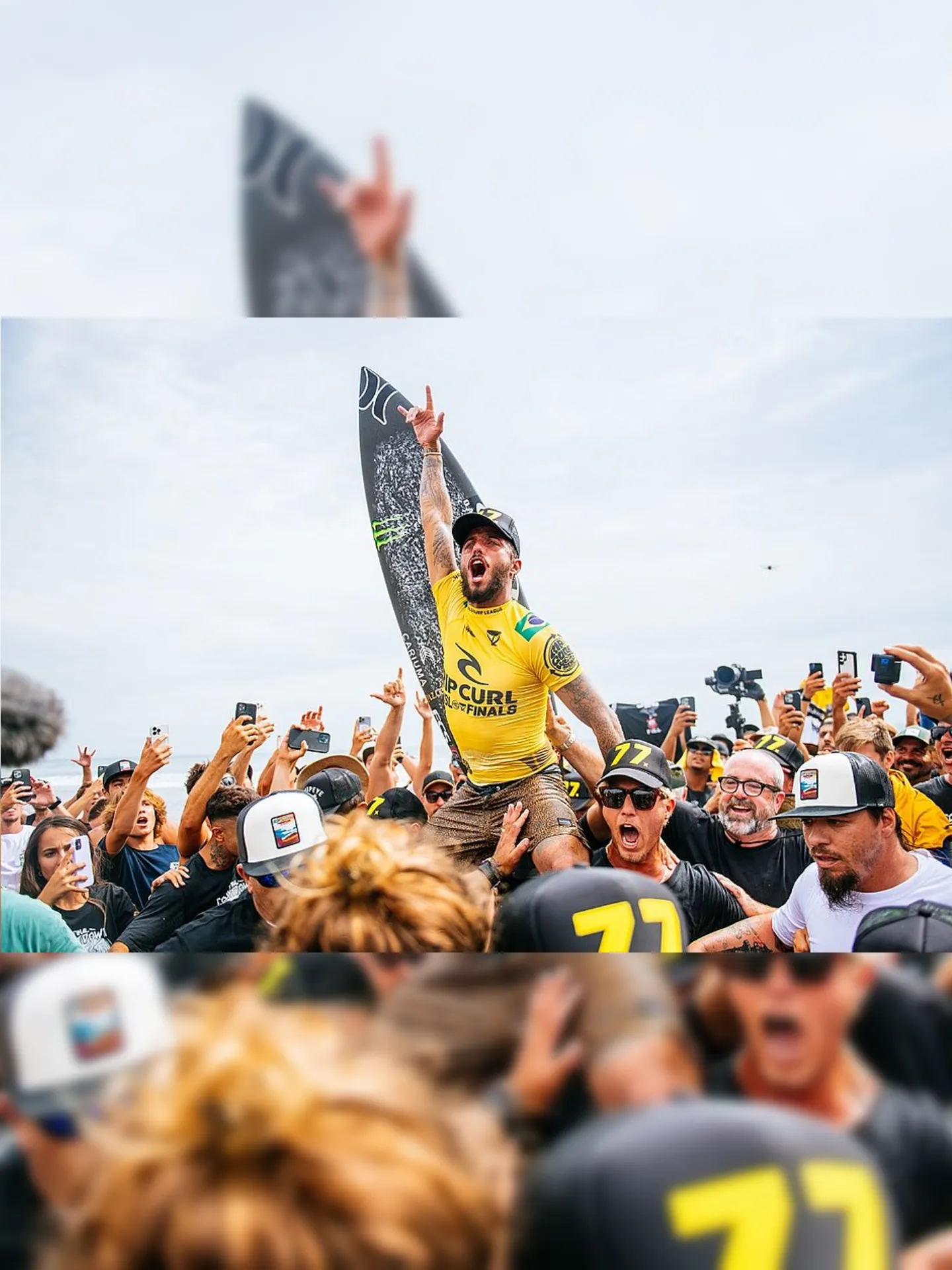Felipe Toledo comemora seu primeiro título mundial de surfe