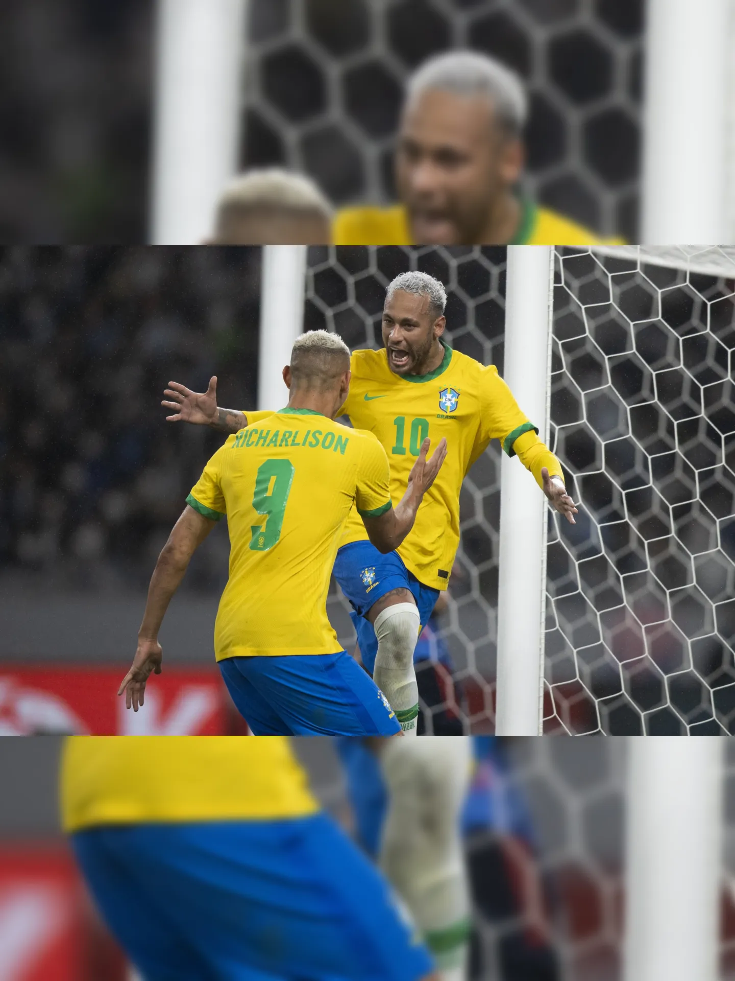Neymar e Richarlison comemoram gol em amistoso do Brasil contra Gana