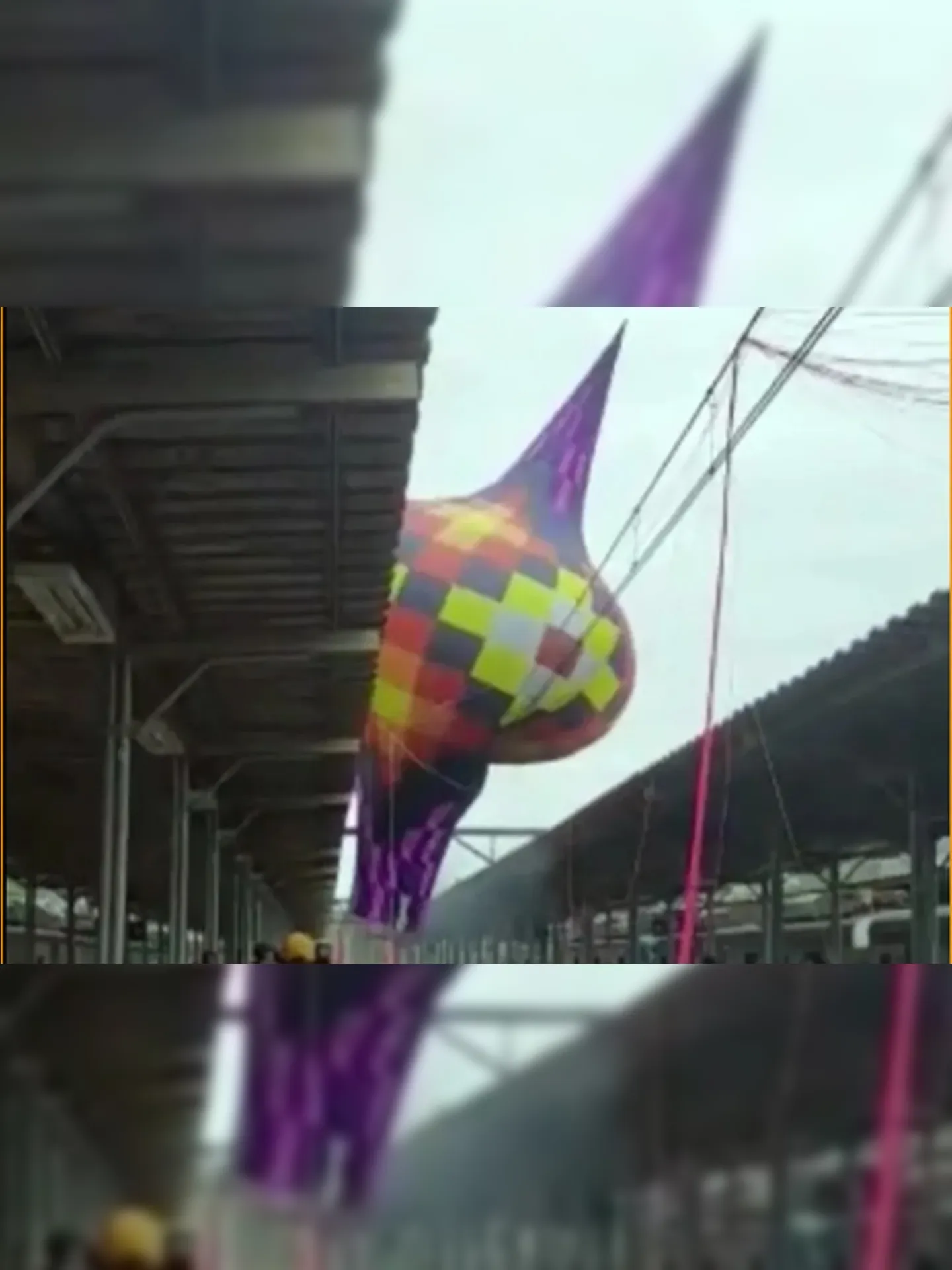 Balão se enrosca em fios na Central do Brasil