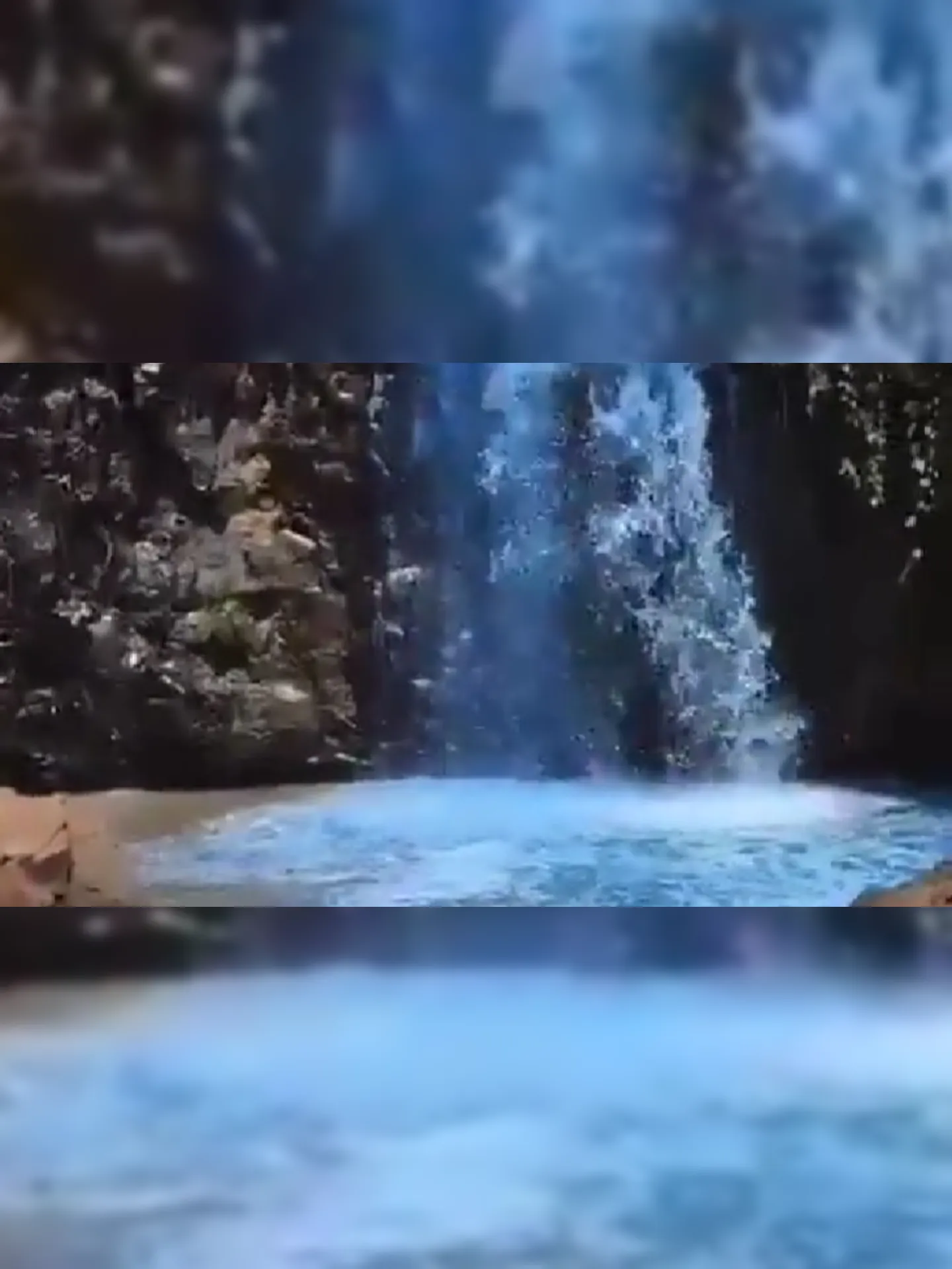 Cachoeira com a coloração azul para representar a espera de um menino