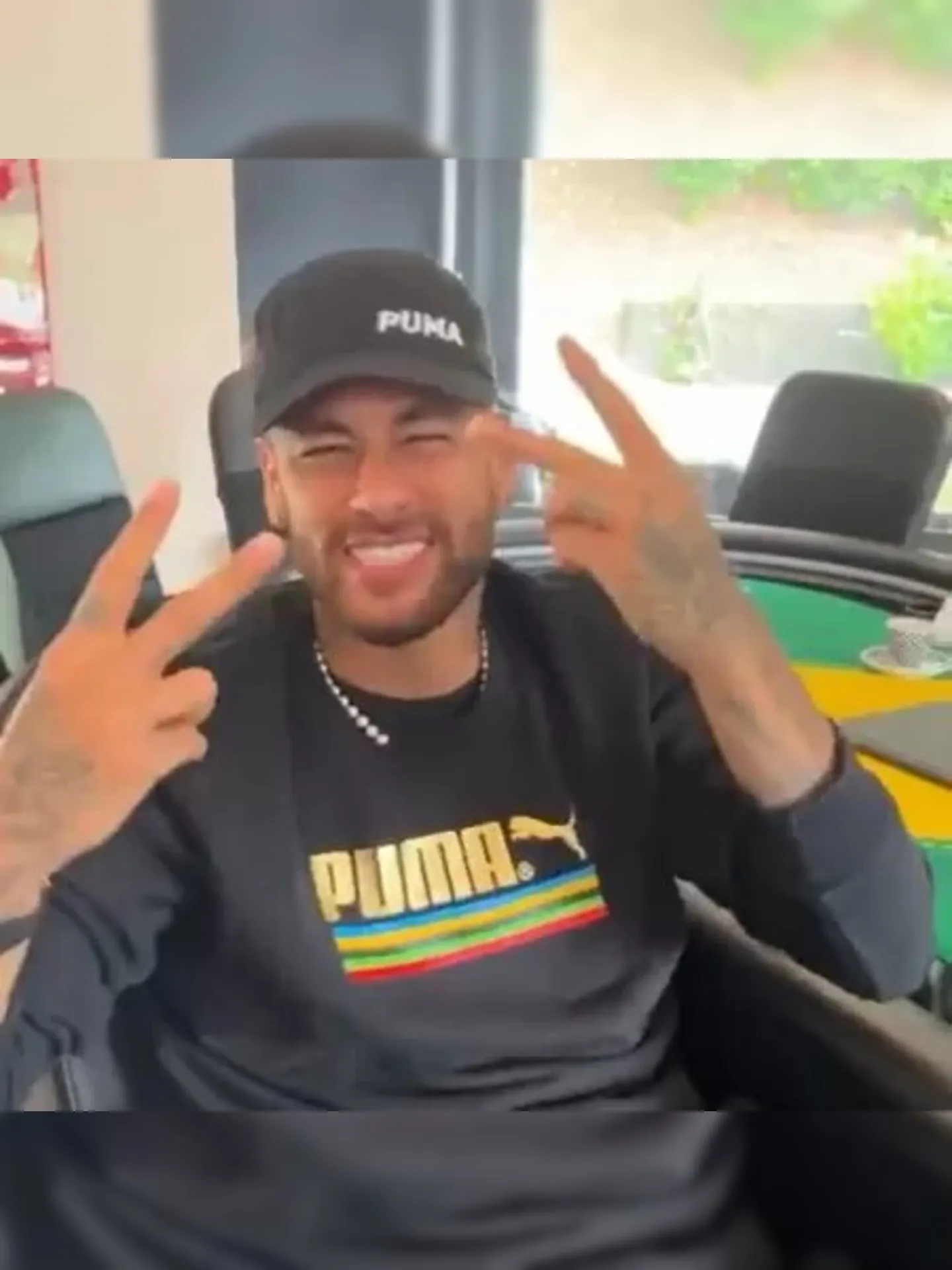 Neymar faz o número 22 com as mãos em alusão ao presidente Jair Bolsonaro
