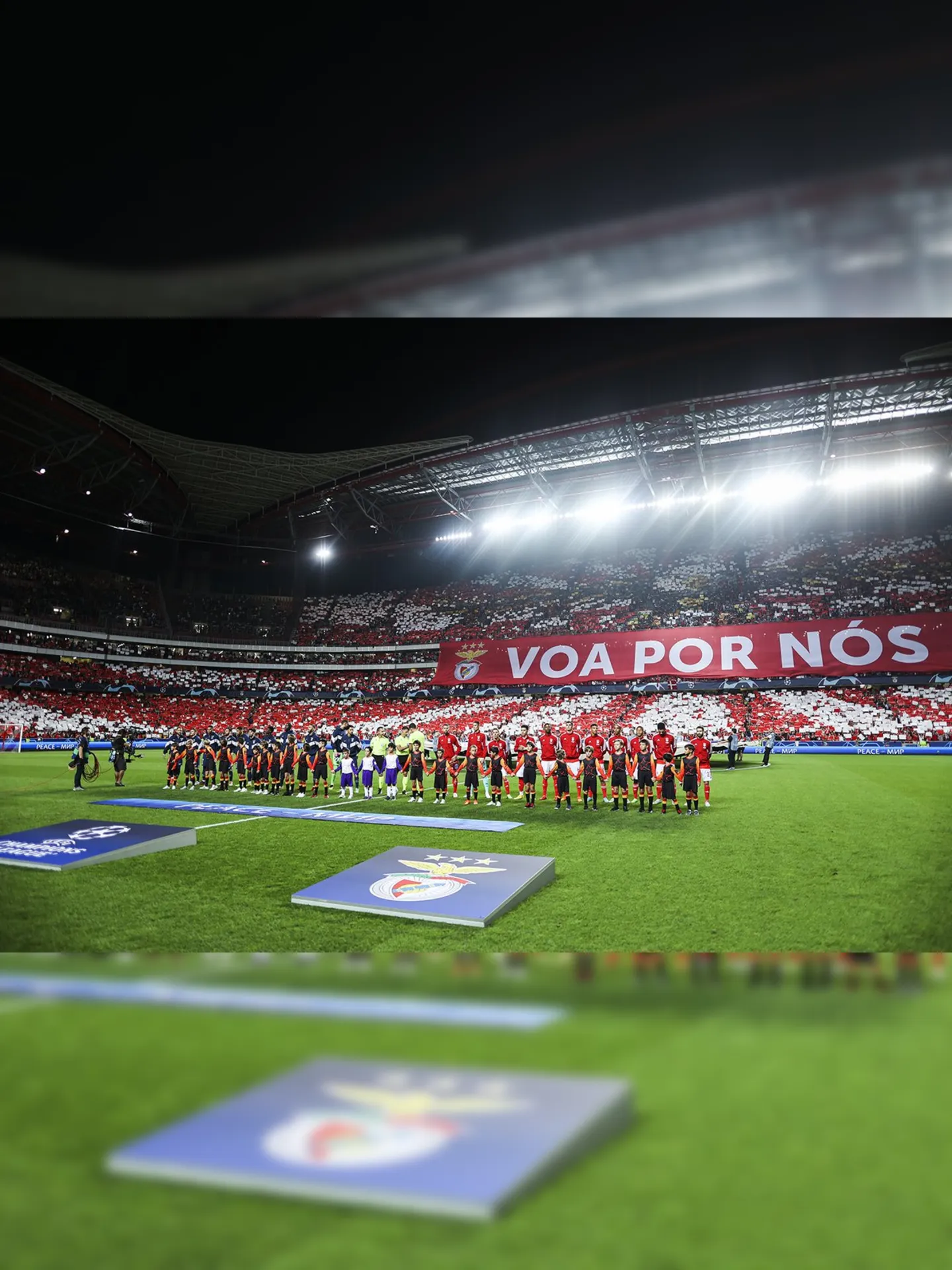 Torcida do Benfica fez linda festa de recepção e apoiou durante todo o jogo