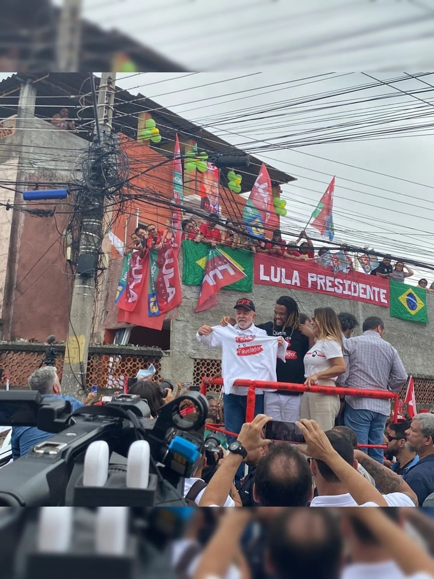 Lula durante caminhada com aliados e moradores do Complexo do Alemão