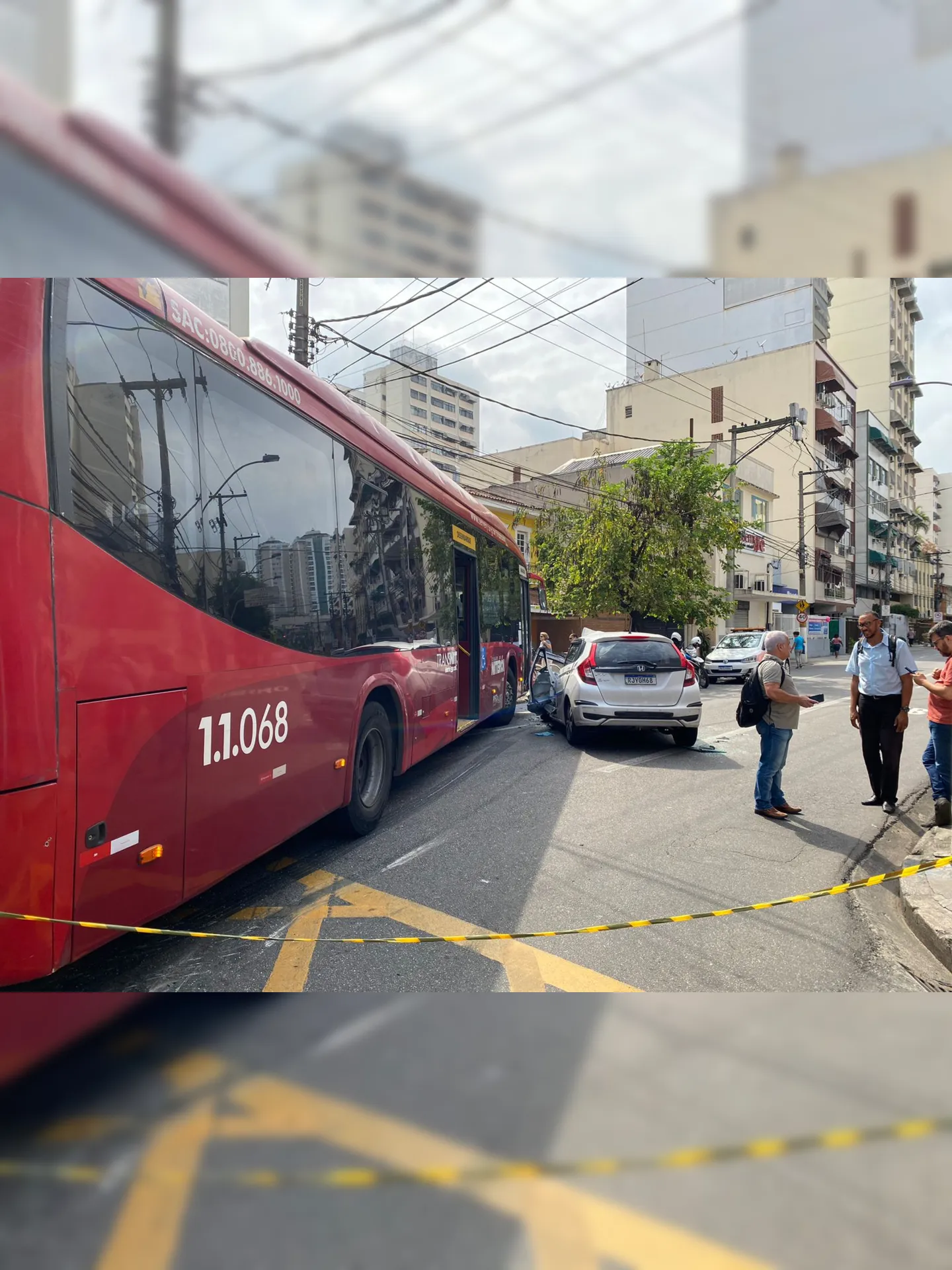 Acidente ocorreu na rua Gavião Peixoto, esquina com Mariz e Barros, pouco depois das 5h desta terça-feira