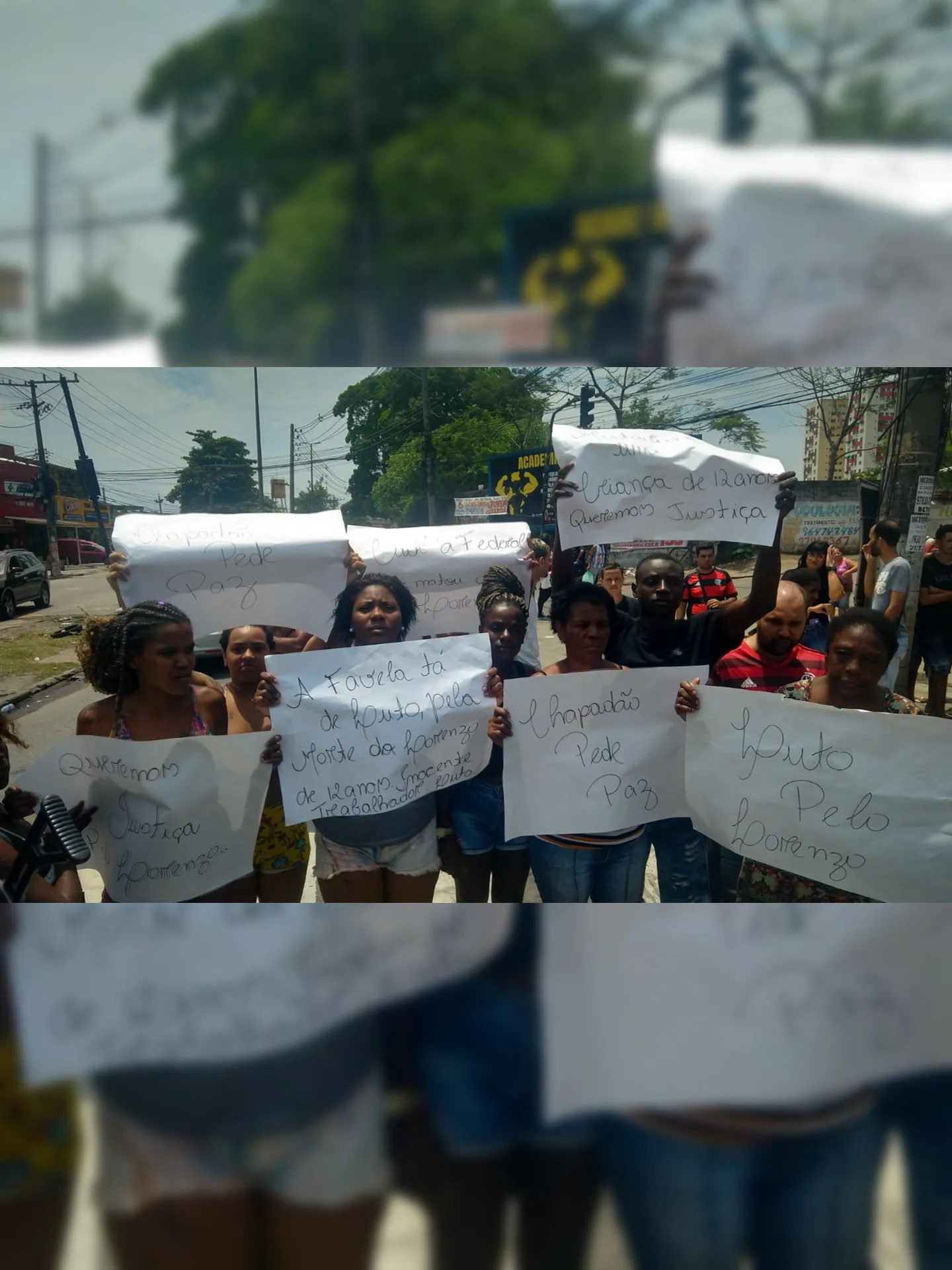 Cartazes foram mostrados para protestar contra a morte do menor